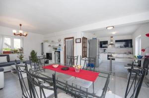 een eetkamer en keuken met een tafel en stoelen bij Apartment Villa DD in Supetar