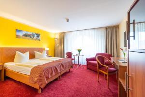 Postel nebo postele na pokoji v ubytování Centralhotel Binz