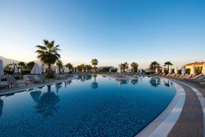 Бассейн в Akra Fethiye Tui Blue Sensatori - Ultra All Inclusive или поблизости