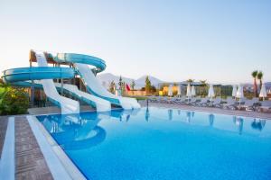 Бассейн в Akra Fethiye Tui Blue Sensatori - Ultra All Inclusive или поблизости