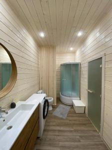 łazienka z wanną, umywalką i toaletą w obiekcie Klub Otdyha Liubogorie w mieście Lyubytino