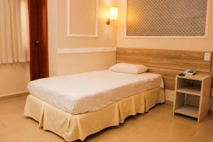 Postel nebo postele na pokoji v ubytování Atalanta Hotel
