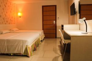 Postel nebo postele na pokoji v ubytování Atalanta Hotel