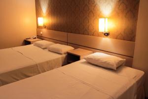 Postel nebo postele na pokoji v ubytování Atalanta Hotel