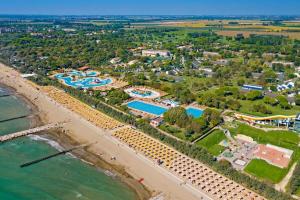 una vista aerea su una spiaggia e su un resort di Estivo Premium Plus mobile homes on Camping Pra delle Torri a Caorle