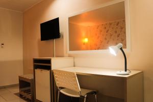 TV a/nebo společenská místnost v ubytování Atalanta Hotel