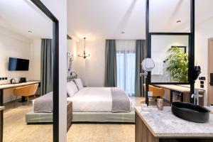 TV a/nebo společenská místnost v ubytování Athens Ivy Suites