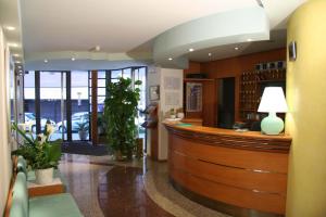 un vestíbulo con un bar con vistas al océano en Hotel Roma, en Cividale del Friuli