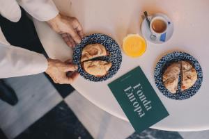 une table avec trois tartes au-dessus dans l'établissement Fonda Hotel 1771, à Granollers