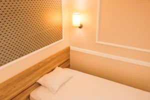 Postel nebo postele na pokoji v ubytování Atalanta Hotel
