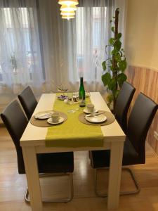 una mesa de comedor con un mantel amarillo. en Ferienwohnung Wittker, en Bruttig-Fankel