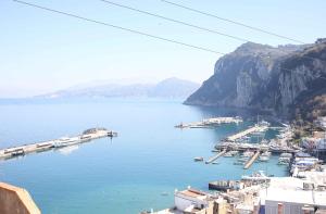 vistas a un puerto con barcos en el agua en Casa Tarantino Charming apartments, en Capri