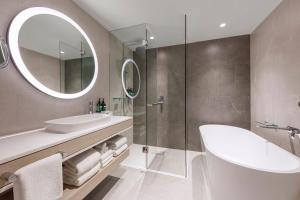 Ванная комната в Crowne Plaza Hawkesbury Valley by IHG +37 фотографий