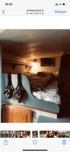 Dormitorio con litera con aoustic en Bondegårdsparken Farm Holiday, en Kristiansand