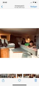 - un garçon assis dans un lit superposé dans une chambre dans l'établissement Bondegårdsparken Farm Holiday, à Kristiansand