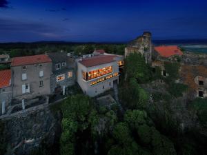 um edifício ao lado de um penhasco em Hôtel & Restaurant Origines par Adrien Descouls - Teritoria em Issoire