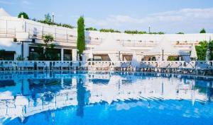 Bazén v ubytování Hotel Villa Pigalle nebo v jeho okolí
