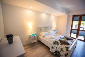 מיטה או מיטות בחדר ב-Apartamenty Sun & Snow Zielona