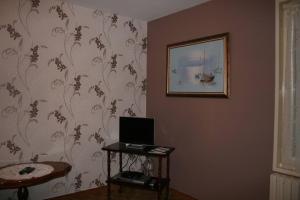 een kamer met een tafel en een foto aan de muur bij 1 Bedroom House 20min walk to centre in Tournus in Tournus