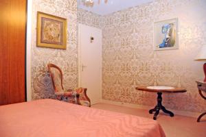 een slaapkamer met een bed en een tafel en stoelen bij 1 Bedroom House 20min walk to centre in Tournus in Tournus