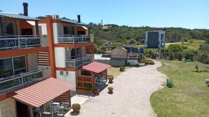 una vista aérea de una casa con patio en Terrazas De Punta Colorada, en Piriápolis