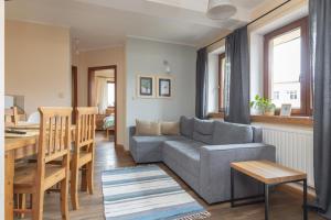 ein Wohnzimmer mit einem Sofa und einem Tisch in der Unterkunft Apartamenty Domino - Zakopane in Zakopane