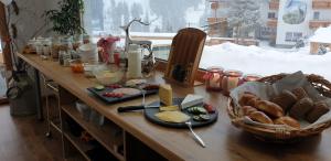 Φαγητό σε αυτό το δωμάτιο σε οικογενειακή κατοικία ή κάπου εκεί κοντά +17 φωτογραφίες