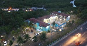 ein großes blaues Gebäude mit einem Pool davor in der Unterkunft Hotel de Trânsito da PM-PE in Olinda