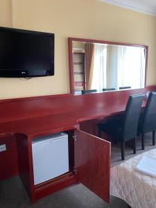 TV a/nebo společenská místnost v ubytování Hotel Kamel