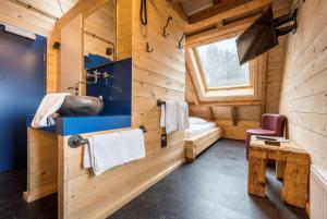 łazienka w drewnianej kabinie z umywalką i oknem w obiekcie Landgasthof Kreuz w Konstancji
