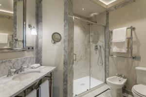 uma casa de banho com um chuveiro, um lavatório e um WC. em Room Mate Filippo em Roma