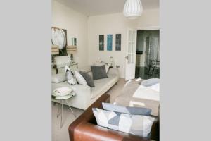 The Green House, Harrogate في هاروغايت: غرفة معيشة مع أريكة وطاولة