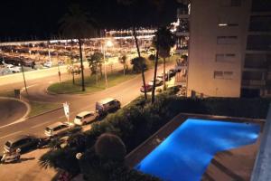 Bazén v ubytování Vue mer port de garavan nebo v jeho okolí