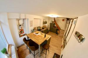 eine Küche und ein Esszimmer mit einem Holztisch und Stühlen in der Unterkunft Fachwerkhaus in der Altstadt in Bad Kreuznach