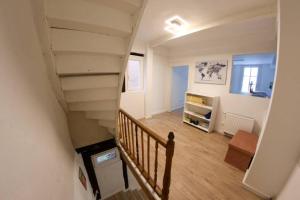 eine Treppe, die zu einem Wohnzimmer mit einer Treppe führt in der Unterkunft Fachwerkhaus in der Altstadt in Bad Kreuznach