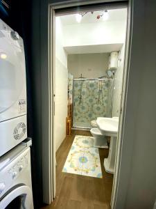 a small bathroom with a toilet and a sink at Fronte Mare a Venetico in Venetico