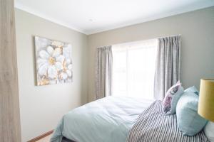 1 dormitorio con cama y ventana en Lalata House, en Northwold