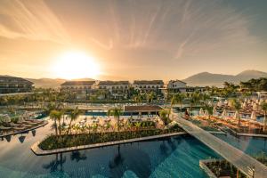 費特希耶的住宿－Akra Fethiye The Residence Tui Blue Sensatori - Ultra All Inclusive - Adults Only，享有带游泳池的度假村的空中景致