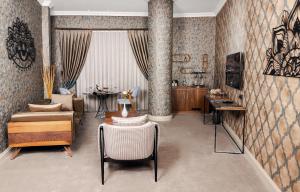 uma sala de estar com um sofá e uma cadeira em Doğa Thermal Health & Spa em Pamukkale