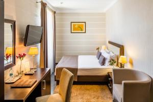 Rúm í herbergi á Taurus Hotel & SPA