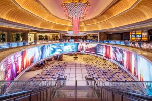 Bild eines Einkaufszentrums mit großer Decke in der Unterkunft Hard Rock Hotel & Casino Atlantic City in Atlantic City