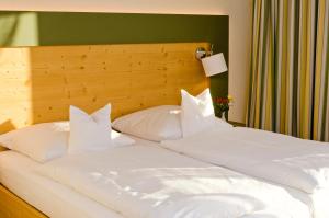 Un pat sau paturi într-o cameră la Schreyers Hotel Restaurant Mutzel