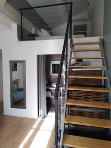 una scala in una casa con soffitto in vetro di Le Clos du Théron, chambre d'hôte a Cournonterral