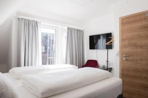 2 bedden in een hotelkamer met een raam bij Hotel Dortmunder Hof in Würzburg