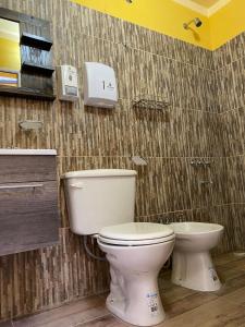 bagno con servizi igienici e lavandino di Loft Centro a Villa Unión