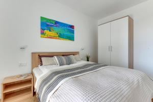 Posteľ alebo postele v izbe v ubytovaní Apartament Nadmorskie Spektrum & Parking