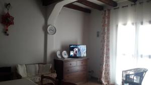 TV a/nebo společenská místnost v ubytování Angolo relax a due passi dal mare