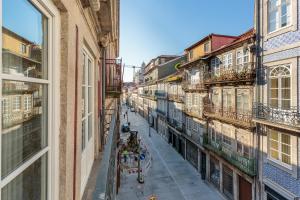 einen Blick aus dem Fenster einer Straße mit Gebäuden in der Unterkunft YOUROPO - Flores in Porto
