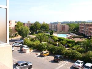 ボルム・レ・ミモザにあるStudio a Bormes les Mimosas a 50 m de la plage avec vue sur la mer piscine partagee et balconのギャラリーの写真