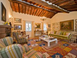 a living room with a couch and a table at VILLA NOTTOLINI in Vorno